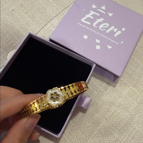 Hypoallergenic Gold Bangle Bracelet in a box - LIMITED STOCK - Picture 3 of 5